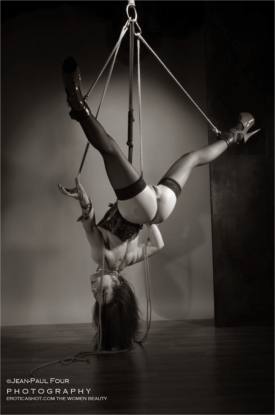 selfsuspension for Meryl, she is looking for you on eroticashot.com, pict by Jean-Paul Four