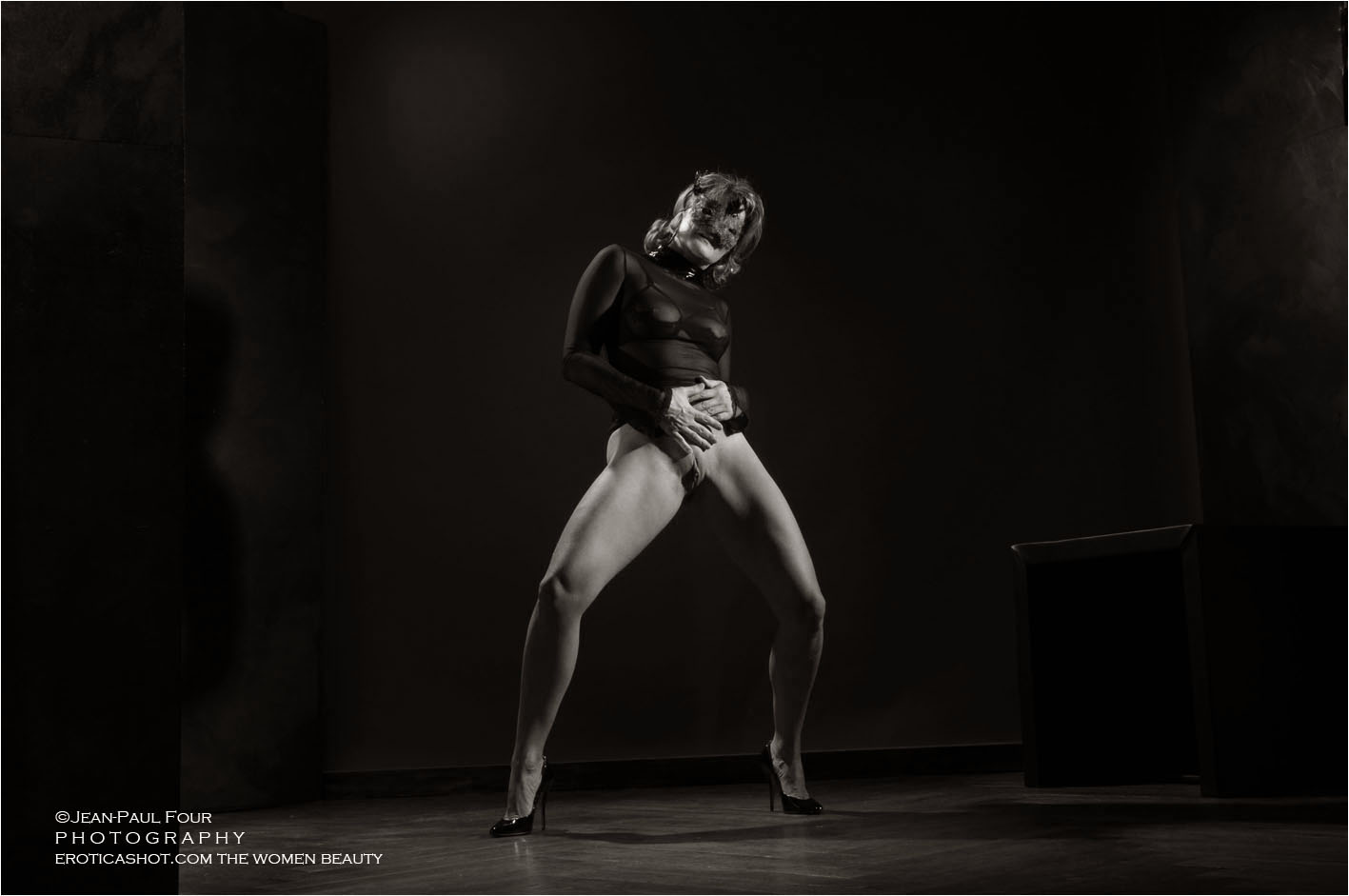 Nina, hot blonde, mature slut, lesbian game, self suspension, squirt, slave follow her on eroticashot.com pict by Jean-Paul Four