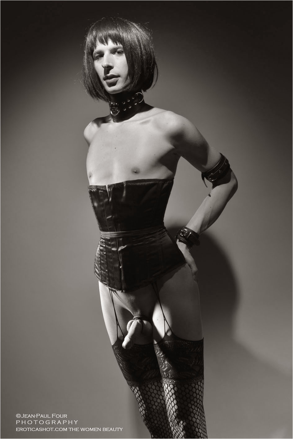 SophiaB, Transvestite, quenn, nice young man, red lipstick, cock in cage, follow her on eroticashot.com, pict by �Jean-Paul Four