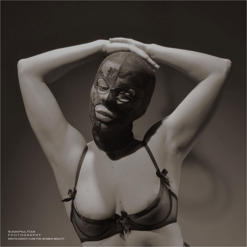 Bienvenue sur le site du photographe Jean-Paul Four. Vous pourrez dans cette galerie virtuelle acheter une photo �rotique d\'art unique de nu f�minin, une image �rotique chic. Welcome to the online shop of the French photographer Jean-Paul Four. Buy an unique art print